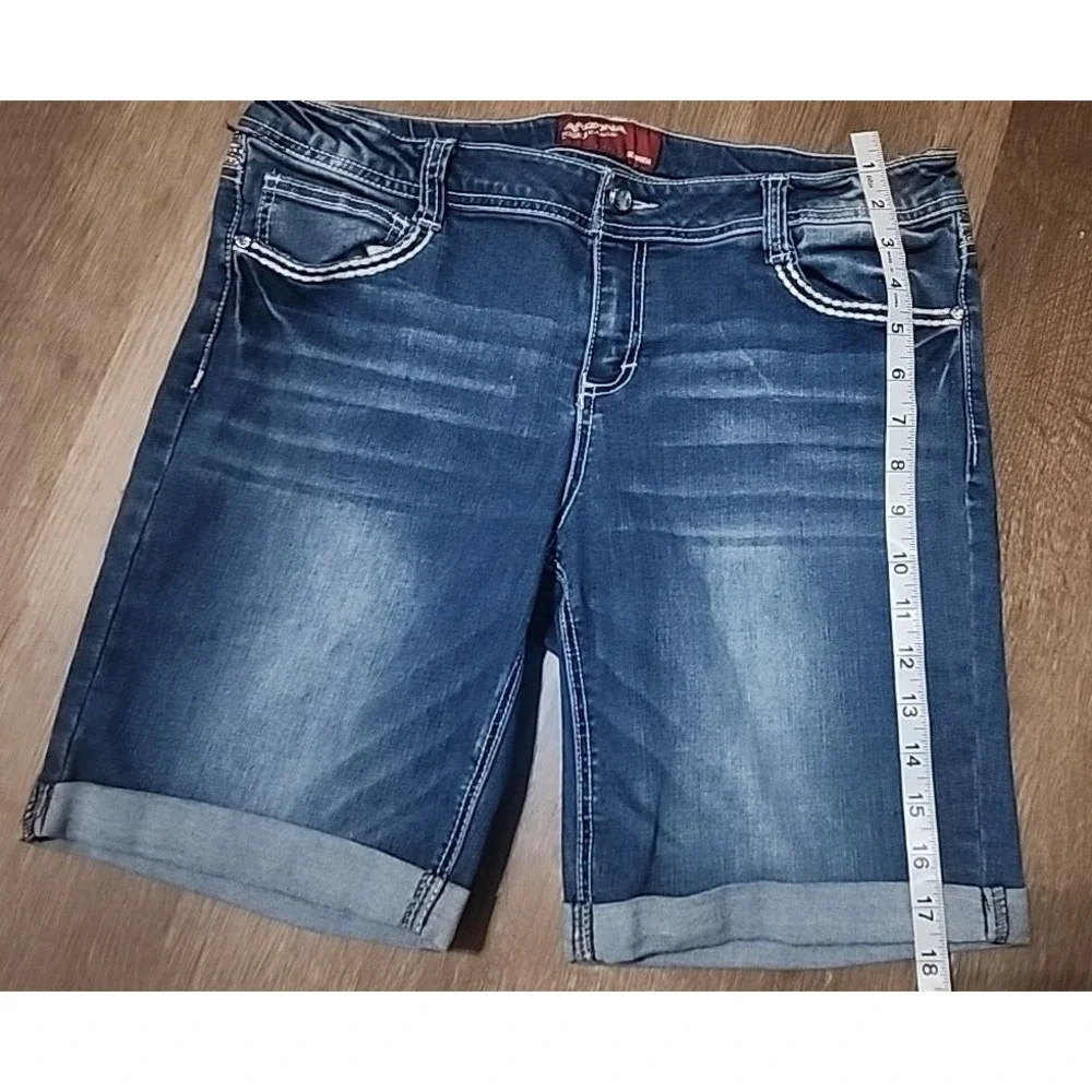 Arizona Women's Jean Co Shorts Bermuda‎ Embroidered Pockets Denim Blue Size 18.5